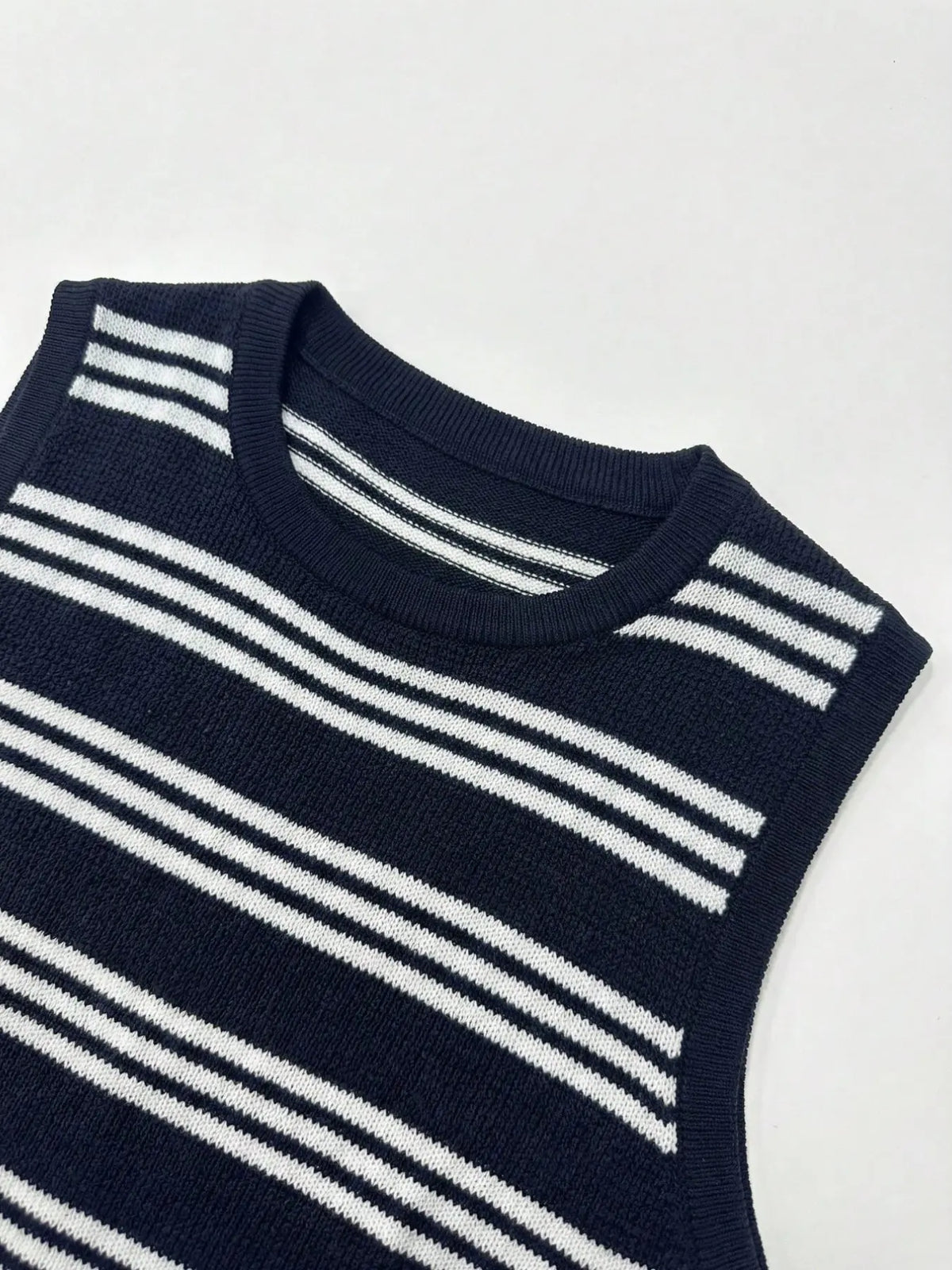 Men's Striped Colorblock Knit Tank Top Vest, Summer Thin Casual Streetwear, Fitted Short Sleeveless Graphic Sweater, Trendy Fashion Apparel, Menswear, Knitted Vest