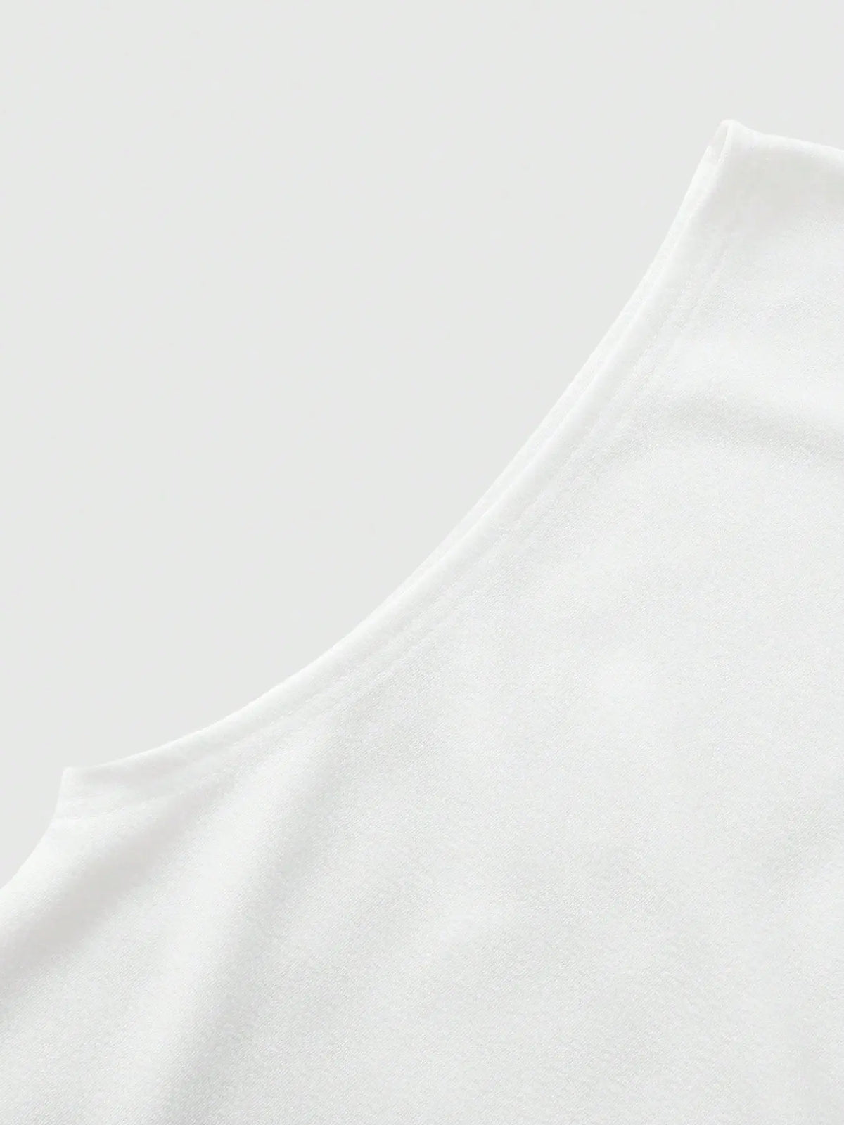 This minimalist knitted vest features a letter and graphic motif that embodies American street style. Casual and versatile, it is suitable for all seasons and makes an ideal holiday gift.