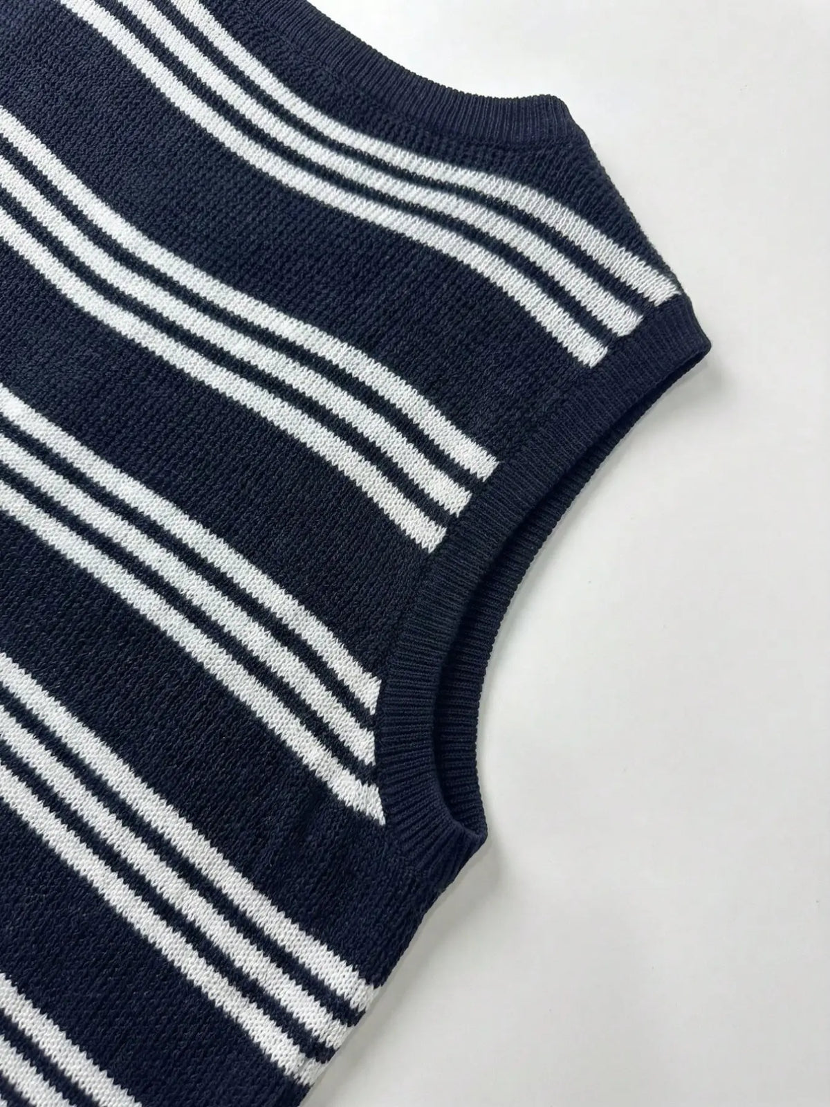 Men's Striped Colorblock Knit Tank Top Vest, Summer Thin Casual Streetwear, Fitted Short Sleeveless Graphic Sweater, Trendy Fashion Apparel, Menswear, Knitted Vest
